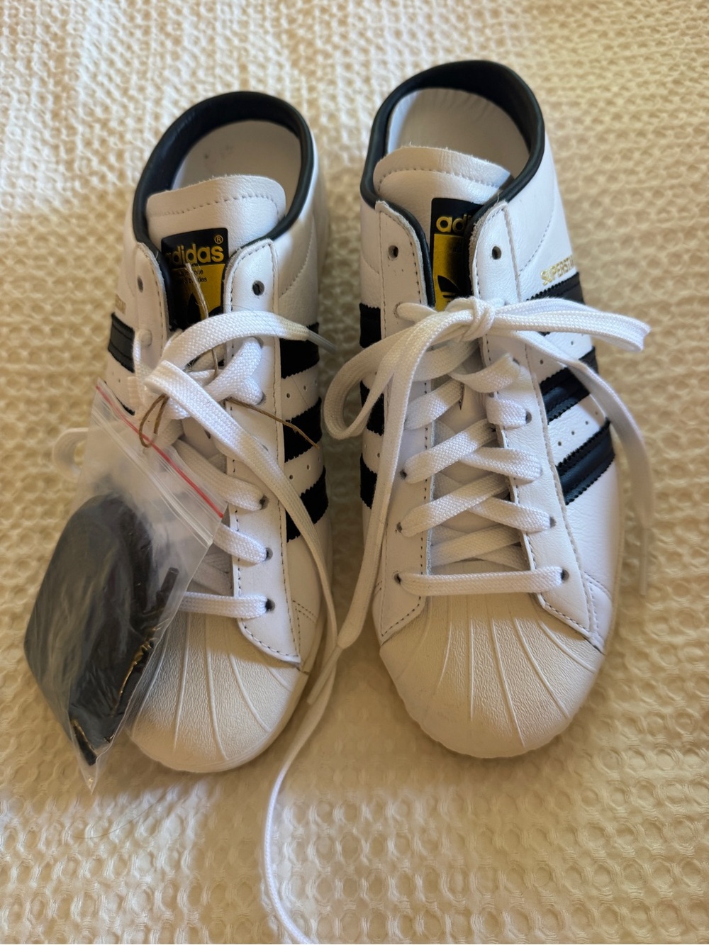 adidas men’s superstar slip on. Brand new with extra laces